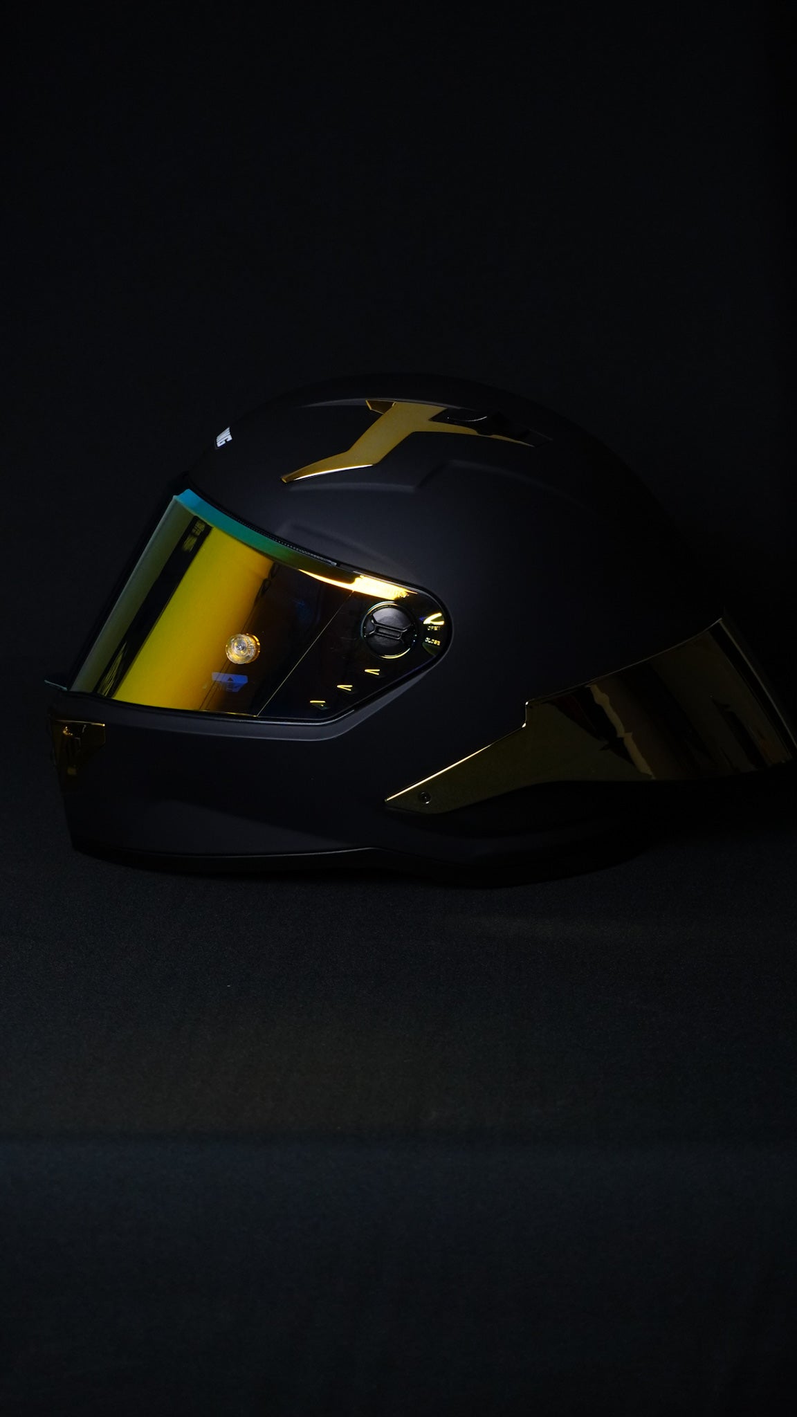 CASCO XTRONG ¨R1¨NEGRO MATE/SPOILERS DORADOS