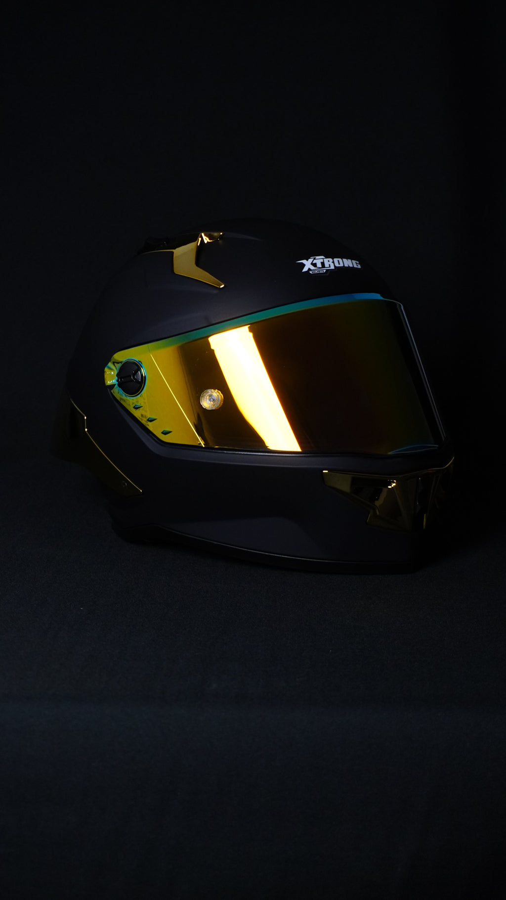 CASCO XTRONG ¨R1¨NEGRO MATE/SPOILERS DORADOS