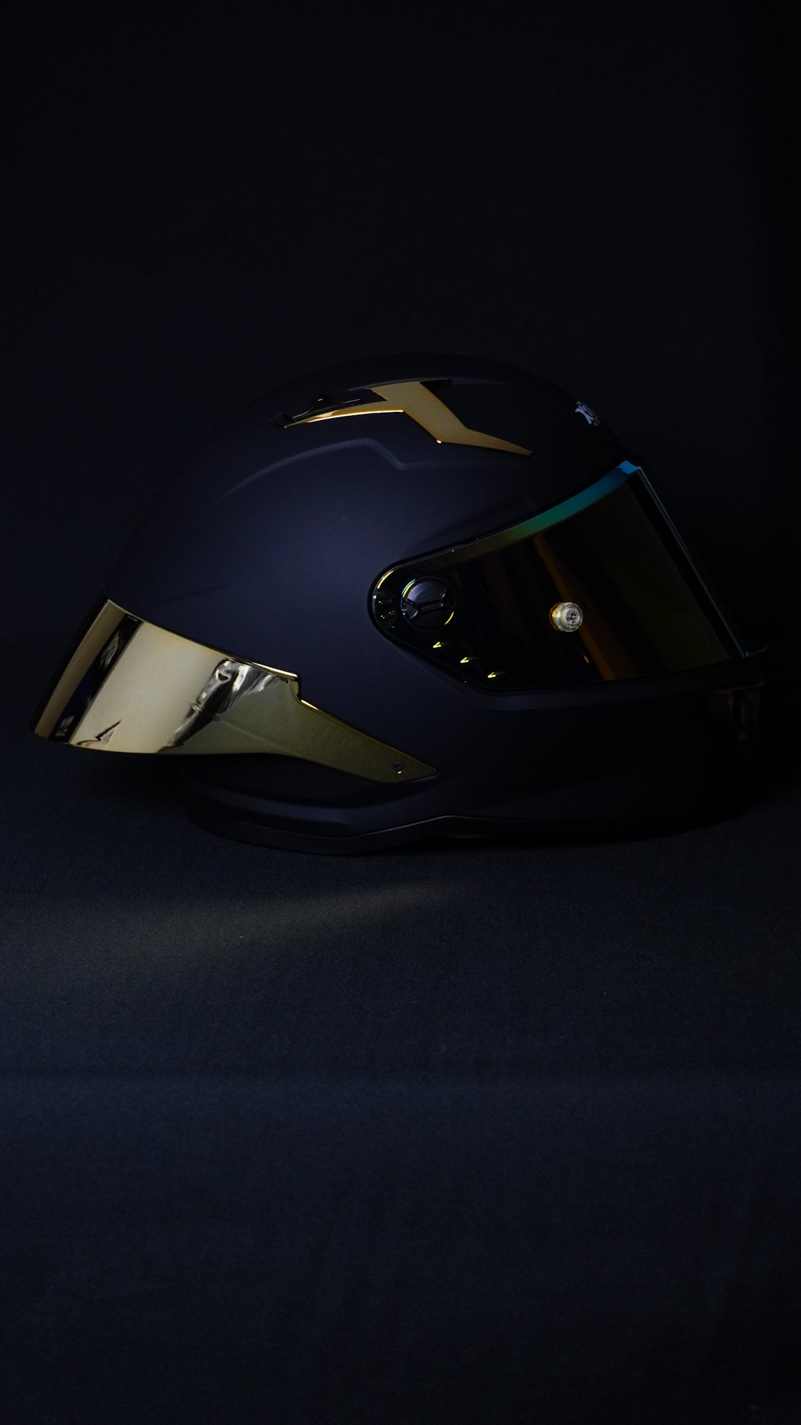 CASCO XTRONG ¨R1¨NEGRO MATE/SPOILERS DORADOS