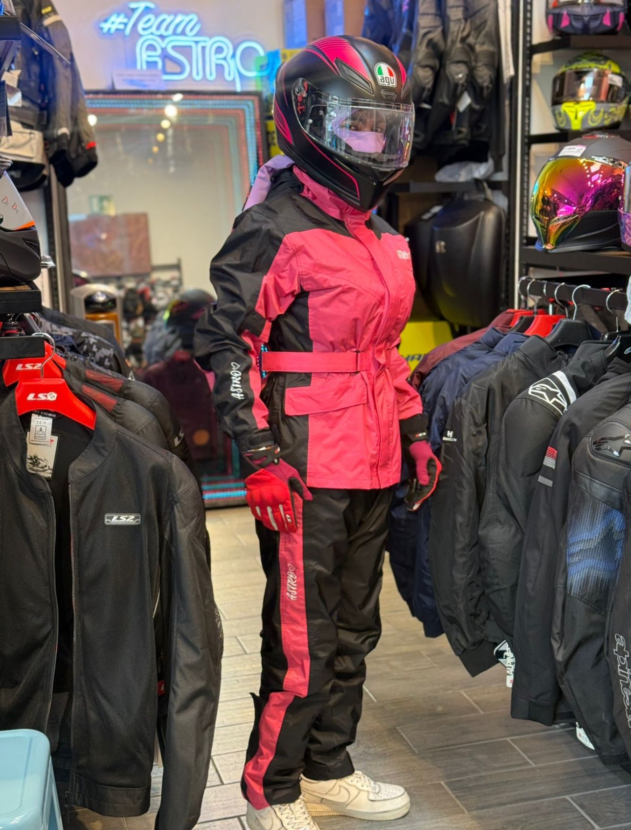 IMPERMEABLE ¨ASTRO¨ROSA PARA DAMA CON PANTALÓN